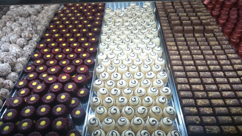 boutique-RAMATUELLE-min_chocolates_milk_chocolate_white_chocolate_truffles_candy_food_treat_cacao-1213769