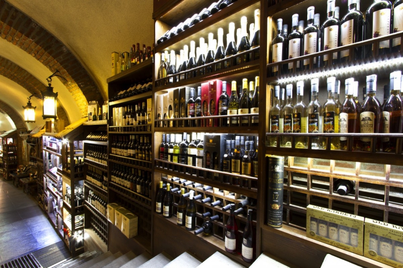 boutique-RAMATUELLE-min_world_street_travel_shop_canon_georgia_wine_bottles-429767